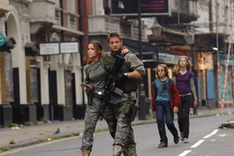Sergeant Doyle (Jeremy Renner, vo.re.) will mit Scarlet (Rose Byrne, li.), Tammy (Imogen Poots) und Andy (Mackintosh Muggleton) aus dem District 1 fliehen, bevor es mit Brandbomben vernichtet wird.  +++ Die Verwendung des sendungsbezogenen Materials ist nur mit dem Hinweis und Verlinkung auf RTL+ gestattet. +++; Sergeant Doyle (Jeremy Renner, vo.re.) will mit Scarlet (Rose Byrne, li.), Tammy (Imogen Poots) und Andy (Mackintosh Muggleton) aus dem District 1 fliehen, bevor es mit Brandbomben vernichtet wird.  +++ Die Verwendung des sendungsbezogenen Materials ist nur mit dem Hinweis und Verlinkung auf RTL+ gestattet. +++