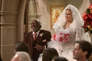 Earl (Garrett Morris, l.) darf die wundersch&ouml;ne Braut Sophie (Jennifer Coolidge, r.) zum Altar f&uuml;hren ...