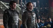 William Garin (Matt Damon, r.) und Pero Tovar (Pedro Pascval, l.) wurden von den Chinesen gefangen genommen und m&uuml;ssen sich einer Befragung stellen.