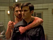 Jake (Michael Weston,l.) bedroht Ted (Milo Ventimiglia,r.), weil er aus dem Projekt aussteigen will.