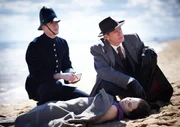 Hinter, l-r: Hugh Collins (Hugo Johnstone-Burt) und Detective John 'Jack' Robinson (Nathan Page). Hinter, l-r: Hugh Collins (Hugo Johnstone-Burt) und Detective John 'Jack' Robinson (Nathan Page).