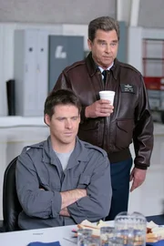 Lieutenant Mitchell (Ben Browder,l.) und Major General Hank Landry (Beau Bridges). Lieutenant Mitchell (Ben Browder,l.) und Major General Hank Landry (Beau Bridges).