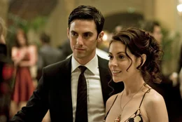 Ted (Milo Ventimiglia) und seine Freundin Gwen (Alyssa Milano).
