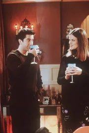 Ross (David Schwimmer, l.) wagt es während seinem Treffen mit Hillary (Missi Pyle, r.) nicht, den Mund aufzumachen, denn seine Zähne sind nach seiner Behandlung etwas zu strahlend geworden. Ross (David Schwimmer, l.) wagt es während seinem Treffen mit Hillary (Missi Pyle, r.) nicht, den Mund aufzumachen, denn seine Zähne sind nach seiner Behandlung etwas zu strahlend geworden.