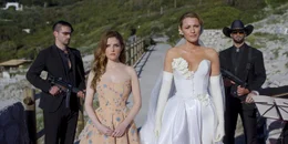 Anna Kendrick als Stephanie Smothers, Blake Lively als Emily Nelson(r.)