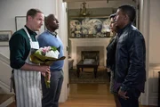 "Brooklyn Nine-Nine", "Das ist nicht der Zimmerservice, das ist Verrat." Jake hat sich bei einer Ermittlung verletzt. Deshalb zwingt Terry kurzerhand Urlaub zu nehmen, um sich zu erholen. Das passt Jake aber so gar nicht, ist er doch einem Verbrecher auf der Spur. Eigentlich hatten Captain Holt und Rosa geschworen privat und dienstlich nicht zu vermischen. Aber Kevin und Marcus bestehen auf ein gemeinsames Dinner. Also müssen sich Holt und Rosa einigen, wie sie den Abend gestalten wollen. Im Bild (v.li.): Marc Evan Jackson (Kevin Cozner), Andre Braugher (Ray Holt), Stephanie Beatriz (Rosa Diaz), Nick Cannon (Marcus). "Brooklyn Nine-Nine", "Das ist nicht der Zimmerservice, das ist Verrat." Jake hat sich bei einer Ermittlung verletzt. Deshalb zwingt Terry kurzerhand Urlaub zu nehmen, um sich zu erholen. Das passt Jake aber so gar nicht, ist er doch einem Verbrecher auf der Spur. Eigentlich hatten Captain Holt und Rosa geschworen privat und dienstlich nicht zu vermischen. Aber Kevin und Marcus bestehen auf ein gemeinsames Dinner. Also müssen sich Holt und Rosa einigen, wie sie den Abend gestalten wollen. Im Bild (v.li.): Marc Evan Jackson (Kevin Cozner), Andre Braugher (Ray Holt), Stephanie Beatriz (Rosa Diaz), Nick Cannon (Marcus).