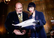 Miss Fisher (Essie Davis) und Anatole (Renaud Jadin) erfahren die Wahrheit über Pierre Sarcelles Tod Miss Fisher (Essie Davis) und Anatole (Renaud Jadin) erfahren die Wahrheit über Pierre Sarcelles Tod