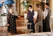 (v.li.): Miriam Margolyes (Tante Prudence), Essie Davis (Phryne Fisher), Anthony Sharpe (Cec Yates), Travis McMahon (Bert). (v.li.): Miriam Margolyes (Tante Prudence), Essie Davis (Phryne Fisher), Anthony Sharpe (Cec Yates), Travis McMahon (Bert).