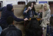 K&ouml;nnen Max (Kat Dennings, M.) und Caroline (Beth Behrs, r.) noch rechtzeitig Sophies Hochzeitskleid beim Zoll abholen?