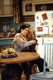 Monica Geller (Courteney Cox, l.); Rachel Green (Jennifer Aniston, r.) Monica Geller (Courteney Cox, l.); Rachel Green (Jennifer Aniston, r.)