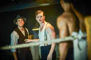 Constable Hugh Collins (Hugo Johnstone Burt, m.) versucht den Streit zwischen Freckles Delahunty (Scott Smart, l.) und Tom Derrimut (Mark Coles Smith) zu schlichten. Constable Hugh Collins (Hugo Johnstone Burt, m.) versucht den Streit zwischen Freckles Delahunty (Scott Smart, l.) und Tom Derrimut (Mark Coles Smith) zu schlichten.
