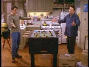 Joey (Matt LeBlanc, l.) und Chandler (Matthew Perry, r.) spielen um Geld. Joey (Matt LeBlanc, l.) und Chandler (Matthew Perry, r.) spielen um Geld.