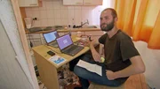 Alexander (33) hat sich entschieden, vom Arbeitslosengeld zu leben. Kleine Nebenverdienste vers&uuml;&szlig;en ihm allerdings das Leben..
