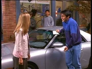 Seit Joey (Matt LeBlanc, r.) für einen Porsche-Besitzer gehalten wird, lernt er tolle Frauen kennen. Seit Joey (Matt LeBlanc, r.) für einen Porsche-Besitzer gehalten wird, lernt er tolle Frauen kennen.