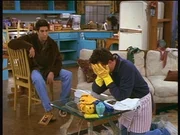 Chandler (Matthew Perry, r.) muss sich von Ross (David Schwimmer, l.) anhören, dass Monica von seinem Hausputz wohl nicht begeistert sein wird ... Chandler (Matthew Perry, r.) muss sich von Ross (David Schwimmer, l.) anhören, dass Monica von seinem Hausputz wohl nicht begeistert sein wird ...