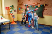 In der Schule der Magie beeindruckt Zauberlehrer Tristan seine Schülerinnen mit einem Taschengeldtrick. In der Schule der Magie beeindruckt Zauberlehrer Tristan seine Schülerinnen mit einem Taschengeldtrick.