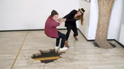 Tobi mit Künstlerin Fredda. Gemeinsam haben sie ein tolles Trick-Kunstwerk erschaffen. Tobi mit Künstlerin Fredda. Gemeinsam haben sie ein tolles Trick-Kunstwerk erschaffen.