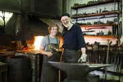 Von links: Checker Tobi in Krefeld mit Schmied Michael Haase. Von links: Checker Tobi in Krefeld mit Schmied Michael Haase.