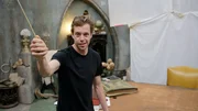 Am Filmset bei den Dreharbeiten vom Kinofilm „Der Räuber Hotzenplotz“ findet Tobi raus, wie beim Film magische Effekte entstehen. Am Filmset bei den Dreharbeiten vom Kinofilm „Der Räuber Hotzenplotz“ findet Tobi raus, wie beim Film magische Effekte entstehen.