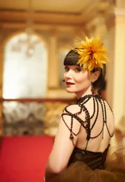 Phryne Fisher (Essie Davis) Phryne Fisher (Essie Davis)