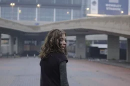 Tammy (Imogen Poots) ist auf dem Weg zum Wembley-Stadion, in der Hoffnung, von dort mit dem Helikopter gerettet zu werden.