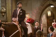 Oleg (Jonathan Kite, l.) und sein Trauzeuge Han (Matthew Moy, r.) wissen, wie sie die Hochzeitsg&auml;ste zum Staunen kriegen ...
