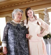 (v.li.): Miriam Margolyes (Tante Prudence), Ruby Rees-Wemyss (Jane). (v.li.): Miriam Margolyes (Tante Prudence), Ruby Rees-Wemyss (Jane).