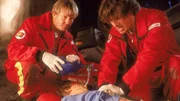 Peter Berger (Serge Falck) und Mark Harland (Urs Remond) legen den verletzten Tim (Lukas Borcherding) auf die Bahre. Peter Berger (Serge Falck) und Mark Harland (Urs Remond) legen den verletzten Tim (Lukas Borcherding) auf die Bahre.