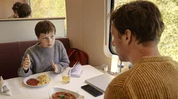 Jason (Cecilio Andresen, li.) und sein Vater (Florian David Fitz, re.) im Bordbistro: Es gibt ein Problem mit dem Essen.
