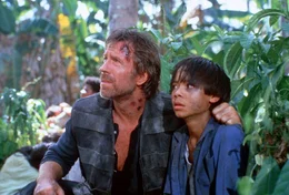 James Braddock (Chuck Norris) mit seinem Sohn Van (Roland Harrah III.)