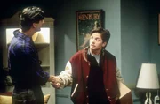 Mike (Michael J. Fox, r.) will sich nicht aufhalten lassen und das Büro gleich verlassen, da er ein Date mit einer tollen Frau hat. Mike (Michael J. Fox, r.) will sich nicht aufhalten lassen und das Büro gleich verlassen, da er ein Date mit einer tollen Frau hat.