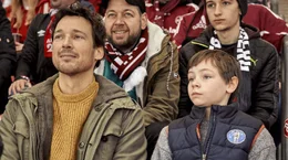 Erster Stop N&uuml;rnberg: Mirco (Florian David Fitz, li.) und Sohn Jason (Cecilio Andresen, re.) im Stadion.