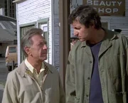 Quincy (Jack Klugman, l.) versucht Tony (Peter Virgo Jr.) zu Vernunft zu bringen. Quincy (Jack Klugman, l.) versucht Tony (Peter Virgo Jr.) zu Vernunft zu bringen.