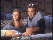 Hunter (Ron Melendez, r.) stiftet Jenny (Sabine Singh, l.) und Max (Rob Moore) dazu an, Experimente durchzuführen, bei denen man durch ein Gemisch von Kalium und Morphium in eine Art klinischen Tod versetzt wird ... Hunter (Ron Melendez, r.) stiftet Jenny (Sabine Singh, l.) und Max (Rob Moore) dazu an, Experimente durchzuführen, bei denen man durch ein Gemisch von Kalium und Morphium in eine Art klinischen Tod versetzt wird ...