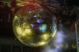 Sie darf in keiner Dorfdisco fehlen &ndash; die Discokugel.