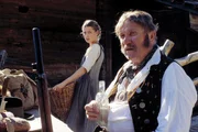 Der Pointner Bauer (Anton Pointecker) trinkt sich Mut an, denn er hat B&ouml;ses vor mit seiner neuen Dienstmagd Marerl (Katharina Kogelnig).