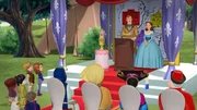 "Disneys Sofia die Erste", "Die großen Picknick-Spiele." Die letzten Vorbereitungen für das Picknick des Jahres werden getroffen. Drei Königreiche geben sich an diesem Tag die Ehre, um gemeinsam zu essen, zu spielen und zu feiern. Jenes Land, das die meisten Picknick-Spiele gewinnt, erhält am Ende einen goldenen Pokal. Leider verdirbt James allen die Freude am Wettbewerb, als er partout einen Sieg erzwingen will und sich unfair verhält. Schließlich fasst sich Sofia ein Herz und zeigt James, was Teamgeist ist und wie man Spaß haben kann, auch ohne unbedingt zu gewinnen. "Disneys Sofia die Erste", "Die großen Picknick-Spiele." Die letzten Vorbereitungen für das Picknick des Jahres werden getroffen. Drei Königreiche geben sich an diesem Tag die Ehre, um gemeinsam zu essen, zu spielen und zu feiern. Jenes Land, das die meisten Picknick-Spiele gewinnt, erhält am Ende einen goldenen Pokal. Leider verdirbt James allen die Freude am Wettbewerb, als er partout einen Sieg erzwingen will und sich unfair verhält. Schließlich fasst sich Sofia ein Herz und zeigt James, was Teamgeist ist und wie man Spaß haben kann, auch ohne unbedingt zu gewinnen.