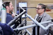 (l-r) Adam Stephenson als Quentin Bell, Oliver Platt as Daniel Charles