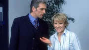 Nikola (Mariele Millowitsch) möchte wegen ihrer Schwangerschaft ein vertrauliches Gespräch mit ihrem Frauenarzt führen. Doch da steht schon das nächste Problem an: Der werdende Vater Dr. Schmidt (Walter Sittler) will mit zur Untersuchung... Nikola (Mariele Millowitsch) möchte wegen ihrer Schwangerschaft ein vertrauliches Gespräch mit ihrem Frauenarzt führen. Doch da steht schon das nächste Problem an: Der werdende Vater Dr. Schmidt (Walter Sittler) will mit zur Untersuchung...
