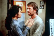 Lin Tan Cang (Miki Kim, l.), James Braddock (Chuck Norris, r.)