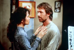 Lin Tan Cang (Miki Kim, l.), James Braddock (Chuck Norris, r.)