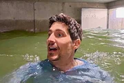 Moderator Tobias Müller steht das Wasser bis zum Hals. Moderator Tobias Müller steht das Wasser bis zum Hals.