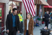 Chloe Dancer (Lauren German), Lucifer (Tom Ellis) unterwegs zu einem neuen Fall. Chloe Dancer (Lauren German), Lucifer (Tom Ellis) unterwegs zu einem neuen Fall.