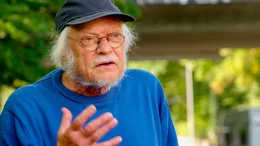Volkhard Schefter war mit dem Auto auf dem Weg nachhause, als er in einer Unterf&uuml;hrung im Wasser stecken blieb. Wegen einer Behinderung konnte er sich nicht selbst befreien und das Wasser stieg. Im letzten Moment schoben ehemalige Sch&uuml;ler des pensionierten Lehrers seinen Wagen aus dem Wasser.