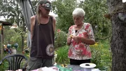 Rentnerin Ingrid gönnt sich nach der Ankunft im Garten erstmal ein ausgiebiges Frühstück, bevor sie mit der Arbeit beginnt. Garten-Kumpel Felix kommt zu Besuch und hat eine Überraschung für die 86-Jährige. Aber wofür sind denn die Bananenschalen? Rentnerin Ingrid gönnt sich nach der Ankunft im Garten erstmal ein ausgiebiges Frühstück, bevor sie mit der Arbeit beginnt. Garten-Kumpel Felix kommt zu Besuch und hat eine Überraschung für die 86-Jährige. Aber wofür sind denn die Bananenschalen?