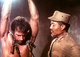 Um seine Frau und seinen Sohn zu befreien, kehrt Braddock (Chuck Norris, li.) nach Vietnam zur&uuml;ck. Dort f&auml;llt er General Quoc (Aki Aleong, re.) in die H&auml;nde ...
