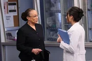 Chicago Med Staffel 8 Folge 16 Unterredung im Gang: S. Epatha Merkerson Sharon Goodwin, Lilah Richcreek Estrada als Dr. Nellie Cuevas