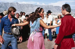 Lola (Barbara Carrera) versucht zwischen McQuade (Chuck Norris) und Rawley Wilkes (David Carradine,r.) zu vermitteln.