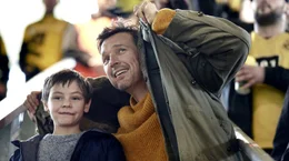 Mirco (Florian David Fitz, re.) sch&uuml;tzt seinen autistischen Sohn Jason (Cecilio Andresen, li.) in der Dortmunder S&uuml;dkurve.