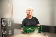 Angelika (75) arbeitet meistens in der Spätschicht in einem Berliner Supermarkt - 40 Stunden im Monat. Für ihre Arbeit bekommt sie den Mindestlohn. Angelika (75) arbeitet meistens in der Spätschicht in einem Berliner Supermarkt - 40 Stunden im Monat. Für ihre Arbeit bekommt sie den Mindestlohn.